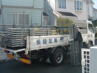 岸和田市極楽寺町足場の運び込み