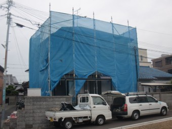 岸和田市西之内町の外壁・屋根塗装の足場設置