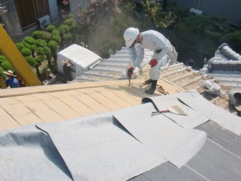 岸和田市土生町の既存の軒天井板撤去中