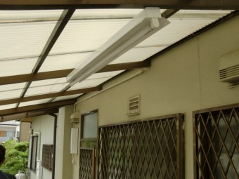 岸和田市西之内町の古くなったテラスの波板