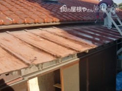 岸和田市西之内町の錆びた屋根のカラー鋼板