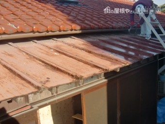 岸和田市西之内町の錆びた屋根のカラー鋼板