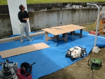 岸和田市大沢町の落下した庇の復旧工事 2日目