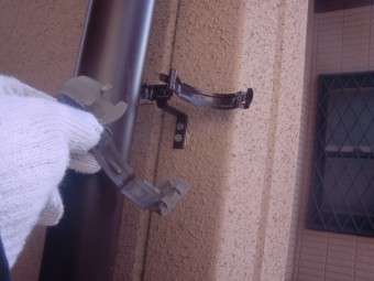泉大津市の竪樋のつかみ金具を取り替え