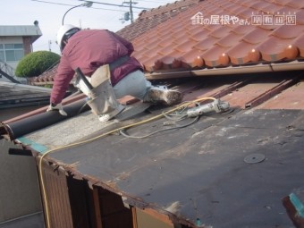 岸和田市西之内町の屋根の防水シート撤去中