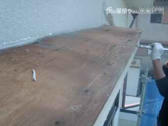 岸和田市の劣化の進んだ庇の復旧工事 1日目