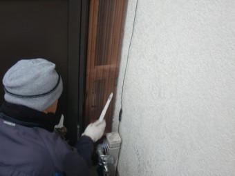 岸和田市土生町の物干し場の壁取り合いにコーキング