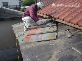 岸和田市西之内町のカラー鋼板屋根撤去中