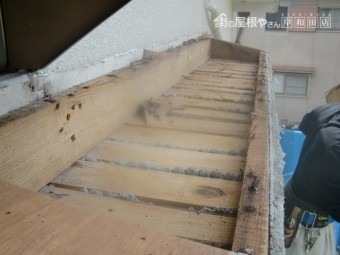 岸和田市の劣化の進んだ庇の復旧工事 1日目
