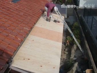 岸和田市西之内町の屋根葺き替えで合板で下地設置