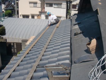 岸和田市土生町の屋根に足場設置