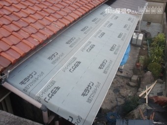 岸和田市西之内町の屋根のゴムアスルーフィング貼り
