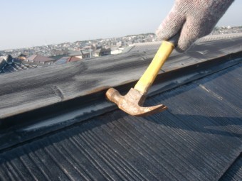 岸和田市岡山町の屋根の棟板金の釘打ち