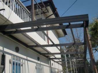 岸和田市天神山町の足場設置でテラスの屋根パネル仮撤去