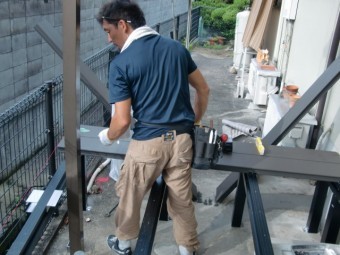 岸和田市西之内町のウッドデッキの床設置中