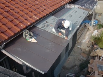 岸和田市西之内町でガルバリウム鋼板立平葺き