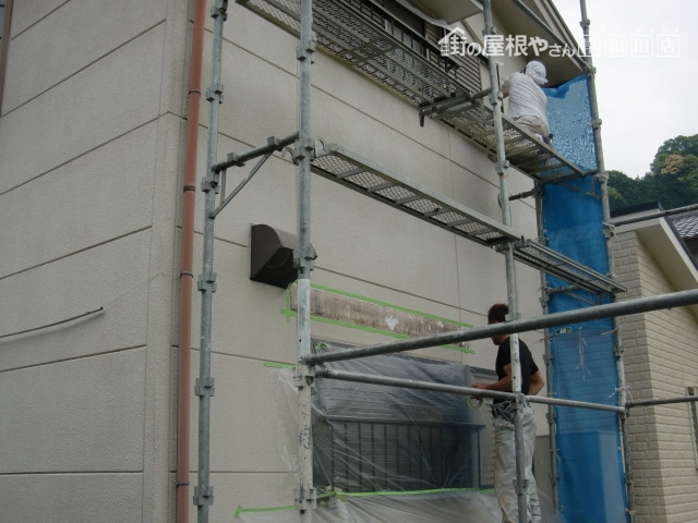 岸和田市大沢町の復旧した庇の塗装工事 3日目