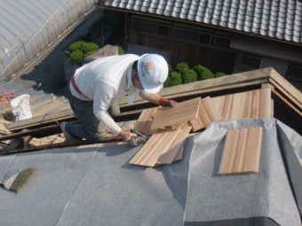 岸和田市土生町の杉の無垢材を張っています!
