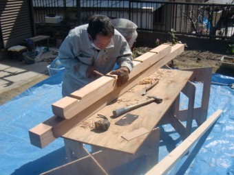 岸和田市東ヶ丘町の劣化した庇の補強/木材加工
