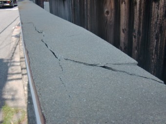 泉北郡忠岡町のひび割れた塀の補修工事 樹脂モルタルでしっかりと修理 街の屋根やさん岸和田店