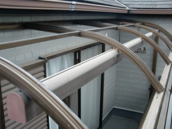 岸和田市尾生町の足場設置で屋根パネル仮撤去