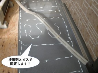 和泉市のベランダ下地を接着剤とビスで固定