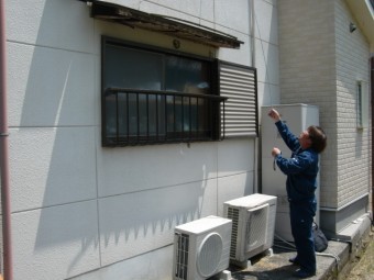 岸和田市の劣化の進んだ庇の復旧工事 1日目