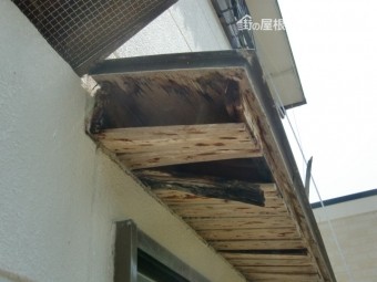 岸和田市の劣化の進んだ庇の復旧工事 1日目