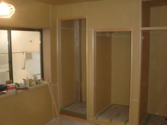 岸和田市上松町の外壁塗装で中塗りの工程で同時に内部改修