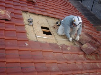 岸和田市西之内町で瓦の屋根に採光窓設置のための採寸