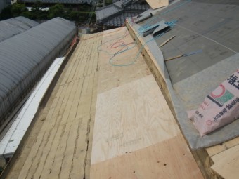 岸和田市土生町の下屋根の下地張り