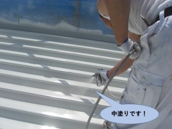 岸和田市の折板屋根を中塗りです!