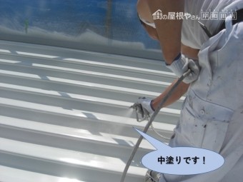 岸和田市の折板屋根を中塗りです!
