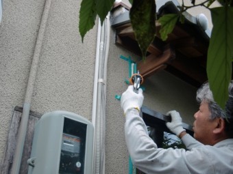 岸和田市畑町の掃き出し窓周りにコーキング充填