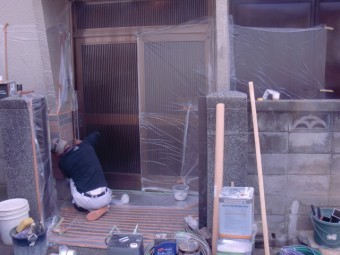岸和田市吉井町のタイル部塗装で養生