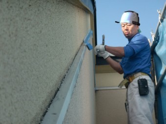 貝塚市半田の外壁見切りにシーリング充填