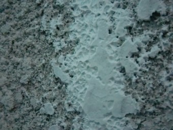 岸和田市岡山町の外壁のクラック補修後のパターン付け