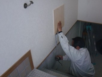 貝塚市の雨漏り調査で壁開口開け