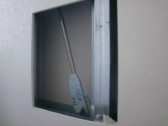 貝塚市の壁に点検の穴空け完了