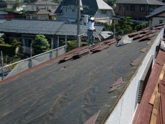 岸和田市上松町でスレート屋根の葺き替え工事着工 既存瓦撤去
