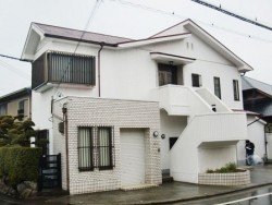 岸和田市上松町のアーバントーンが映える外壁塗装の現況