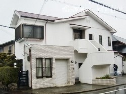 岸和田市上松町のアーバントーンが映える外壁塗装の現況