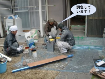 泉大津市の屋根の天井板の色を調色しています!