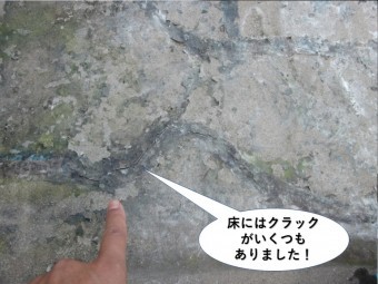 貝塚市のバルコニーの床にはクラックが発生