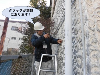 泉佐野市の外壁にクラックが無数にあります!