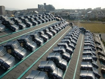 岸和田市東大路町の屋根瓦の葺き替えと桟木の設置