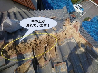 和泉市の棟の中の土が濡れています!