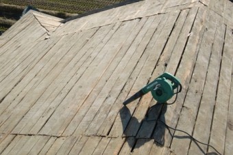 岸和田市東大路町の屋根瓦葺き替えで既存瓦と土の撤去