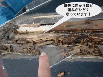 岸和田市の棟の下地が軒先に向かうほど傷みがひどくなっています!!