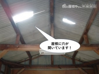 泉佐野市のガレージの中に穴が開いています